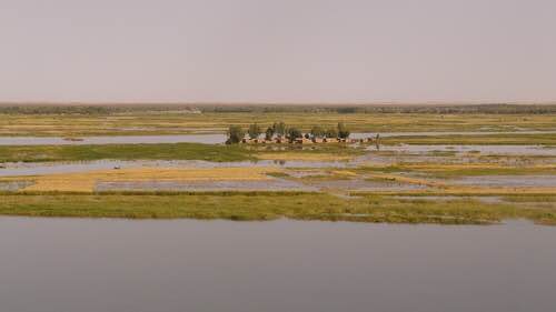 Plaine inondée, village au loin