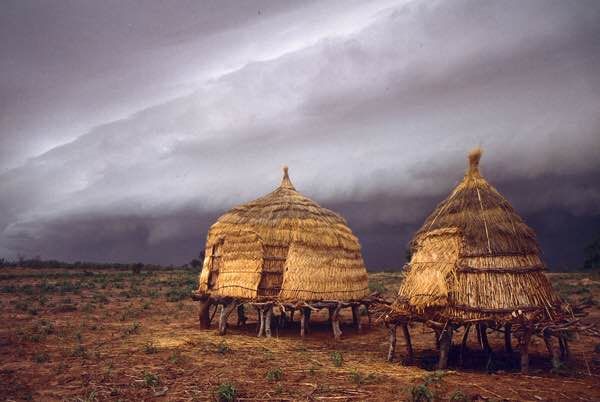 Greniers sous un ciel d'orage