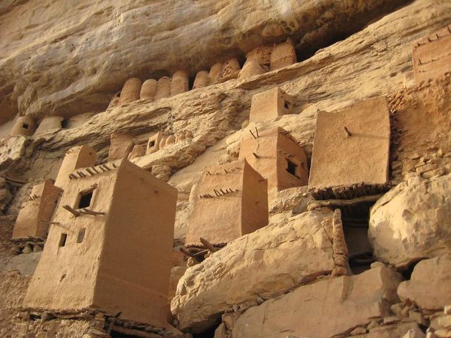 Falaise de Bandiagara : habitations et greniers dogon (Mali)