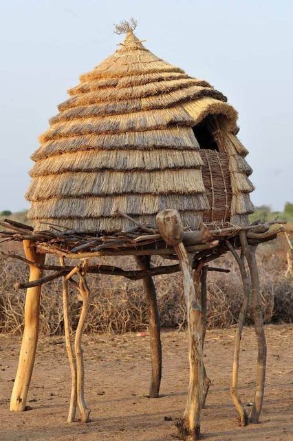 Grenier de paille sur pilotis, Burkina