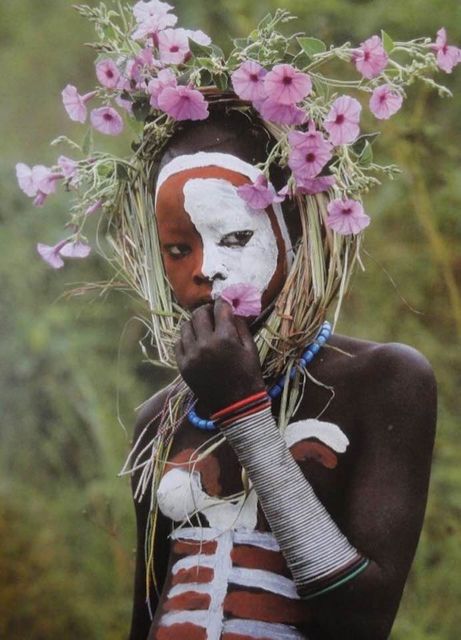 Portrait : visage peint, couronne de fleurs